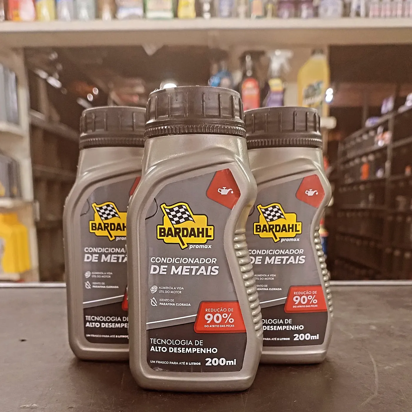 Prateleiras da Tourón Auto Peças com aditivos, óleos e produtos de manutenção